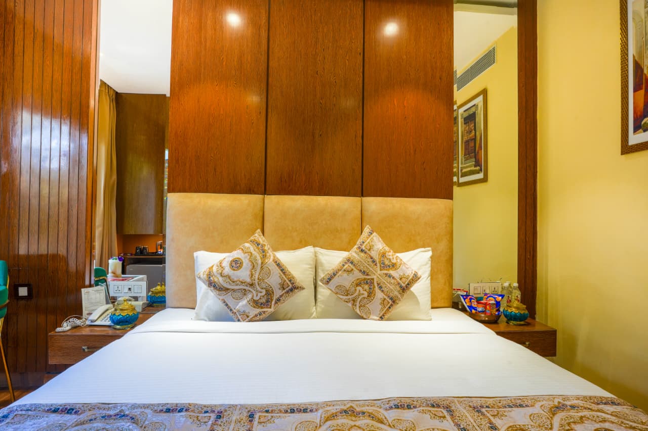Jallianwala Bagh Luxury Room - Bedroom