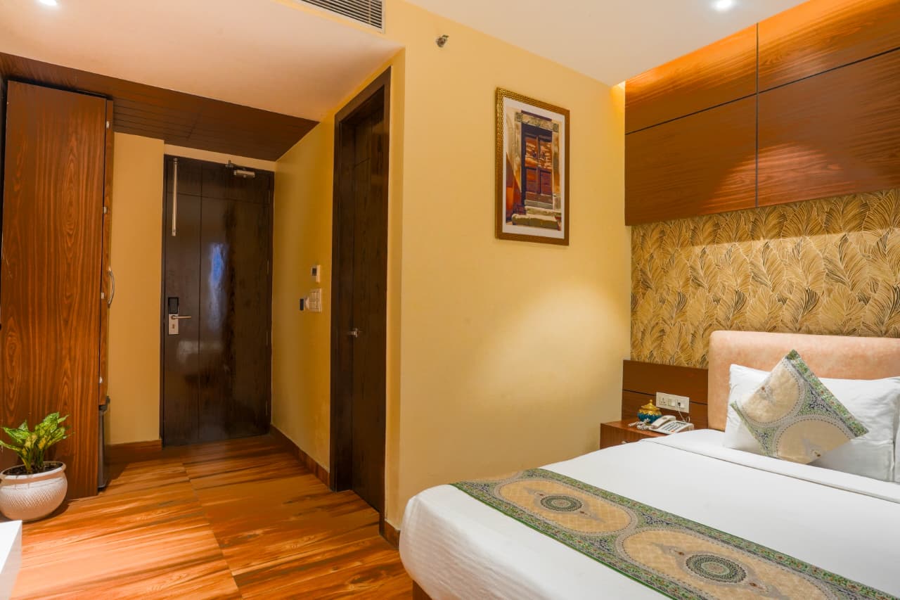 Jallianwala Executive Room - Work Desk